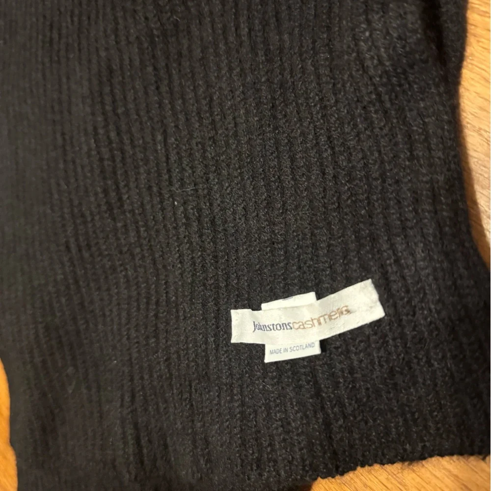 Johnstons of Elgin Black Scarf - Picture 2 of 2